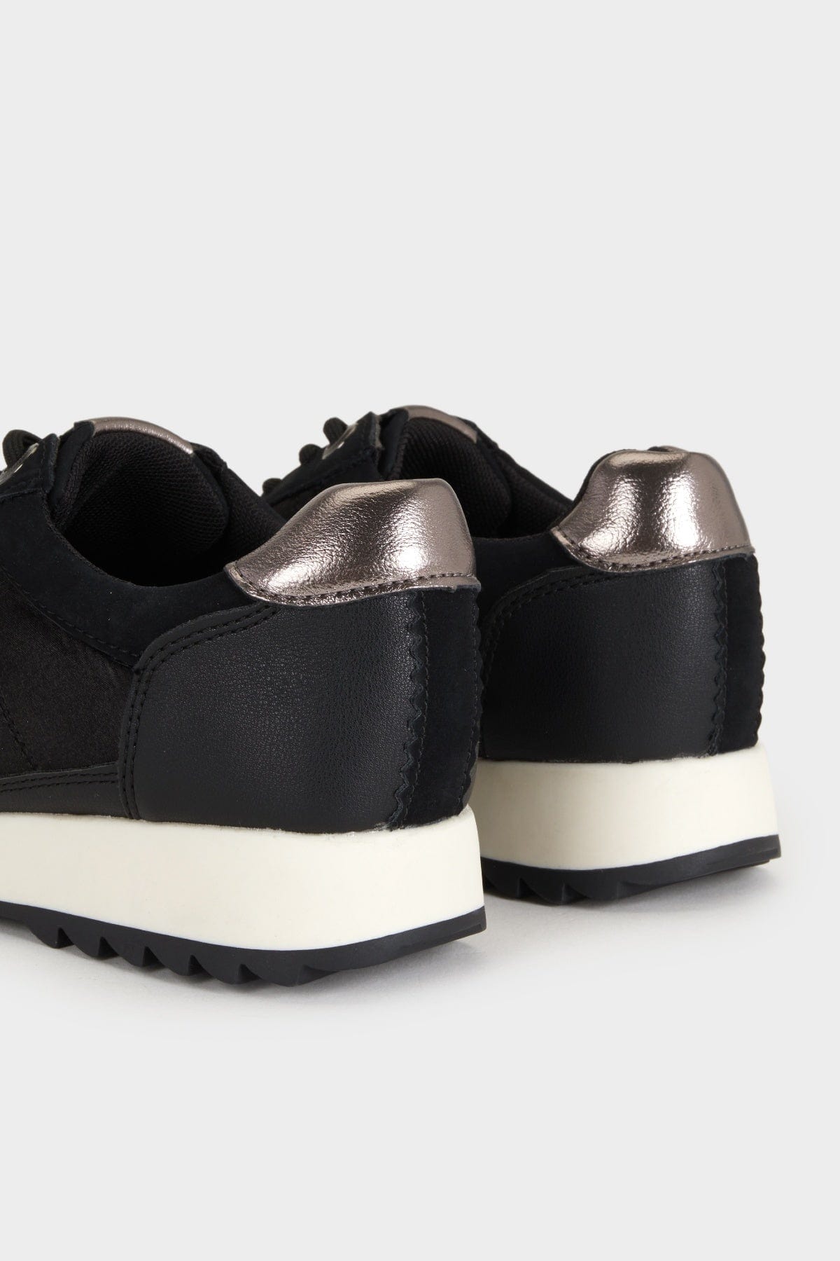 بارفوا كوتشي ساده نسائي بقطعة فضية من الخلف أسود