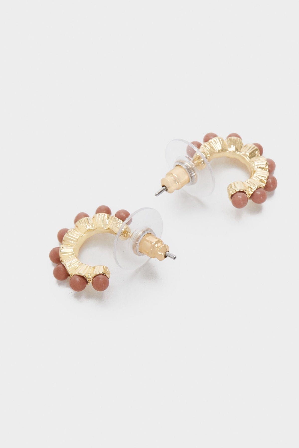 بارفوا حلق ذهبي نصف مزين بخرز نسائي أحمر