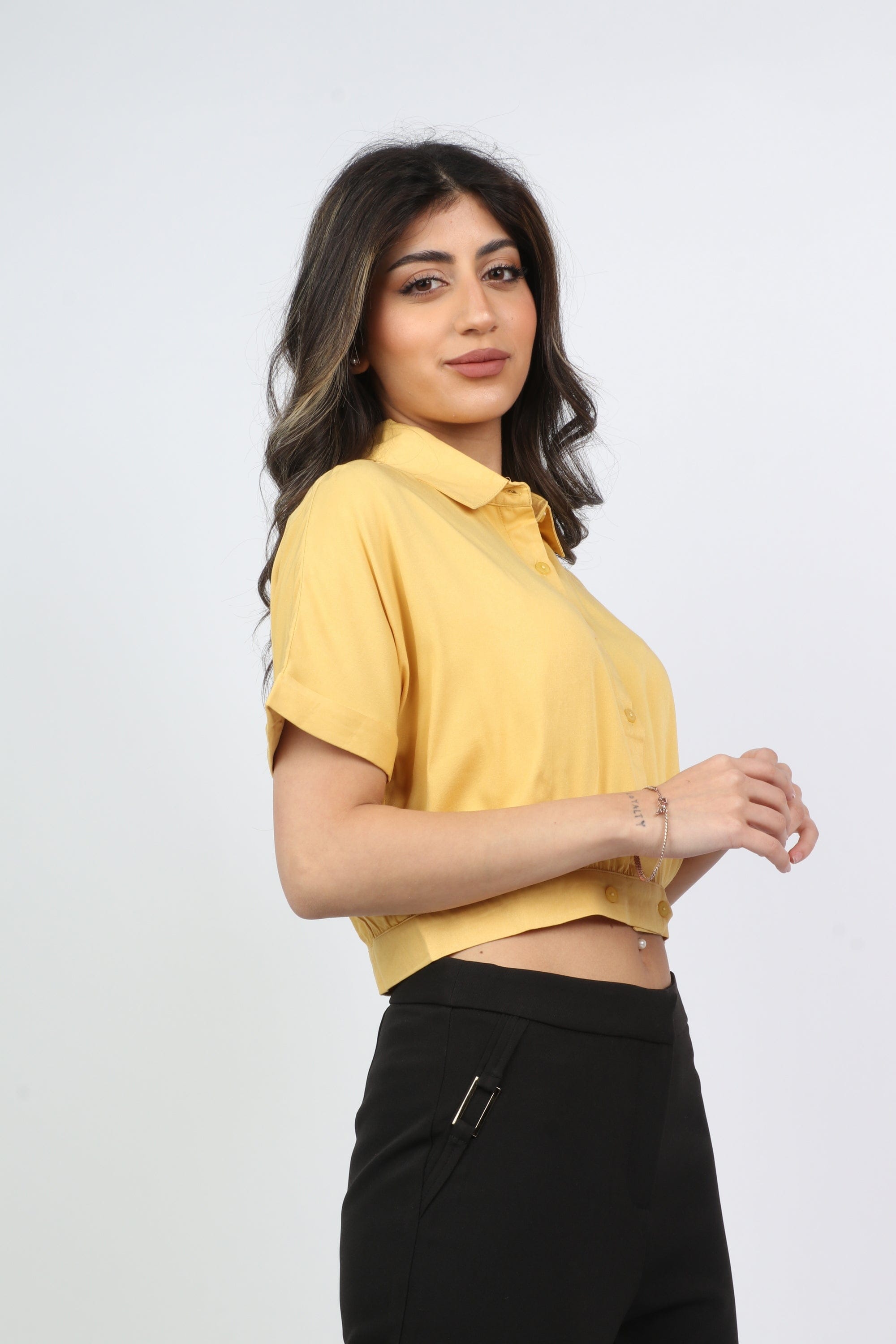 كيتشن بلوزة كم قصير بياقة وأزار أمامية نسائي