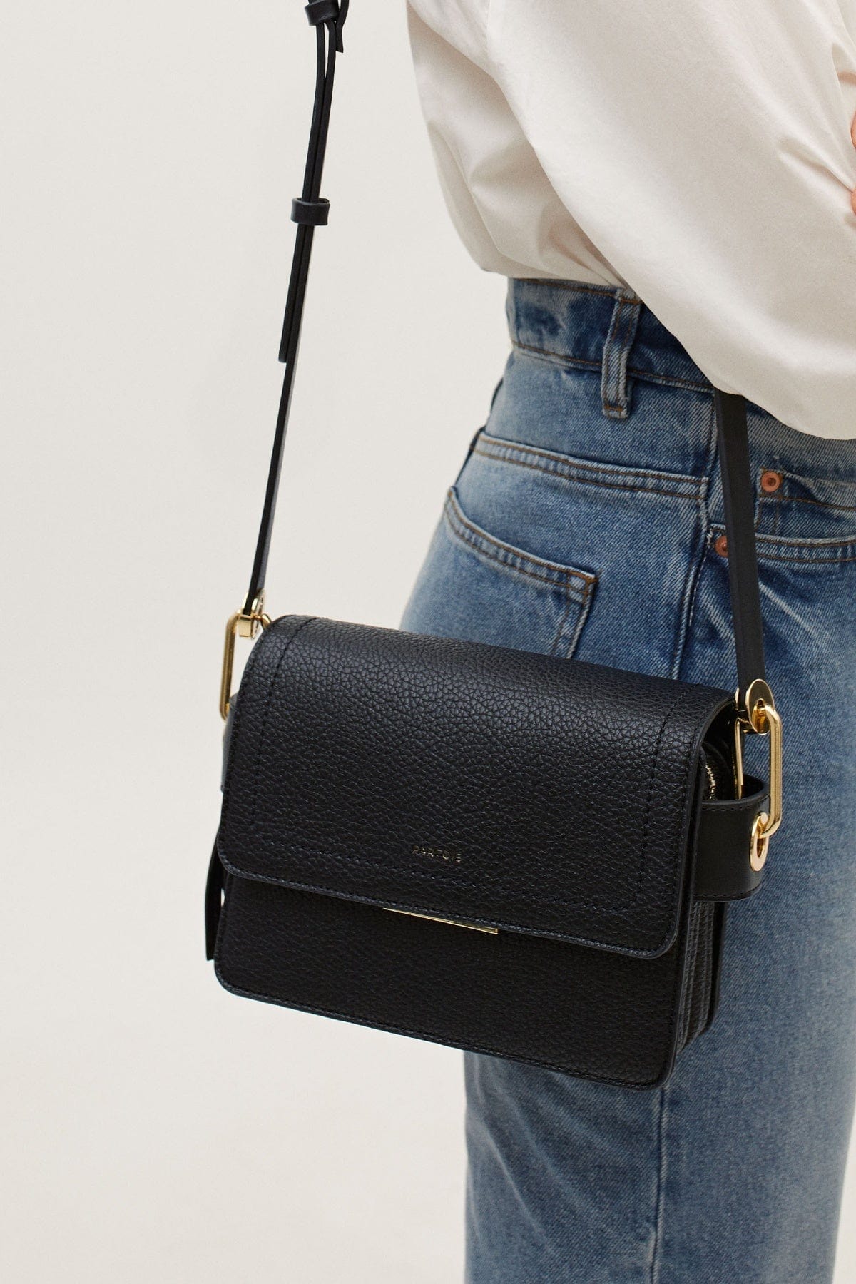 بارفوا حقيبة كروس جلد سادة مع قفل أمامي