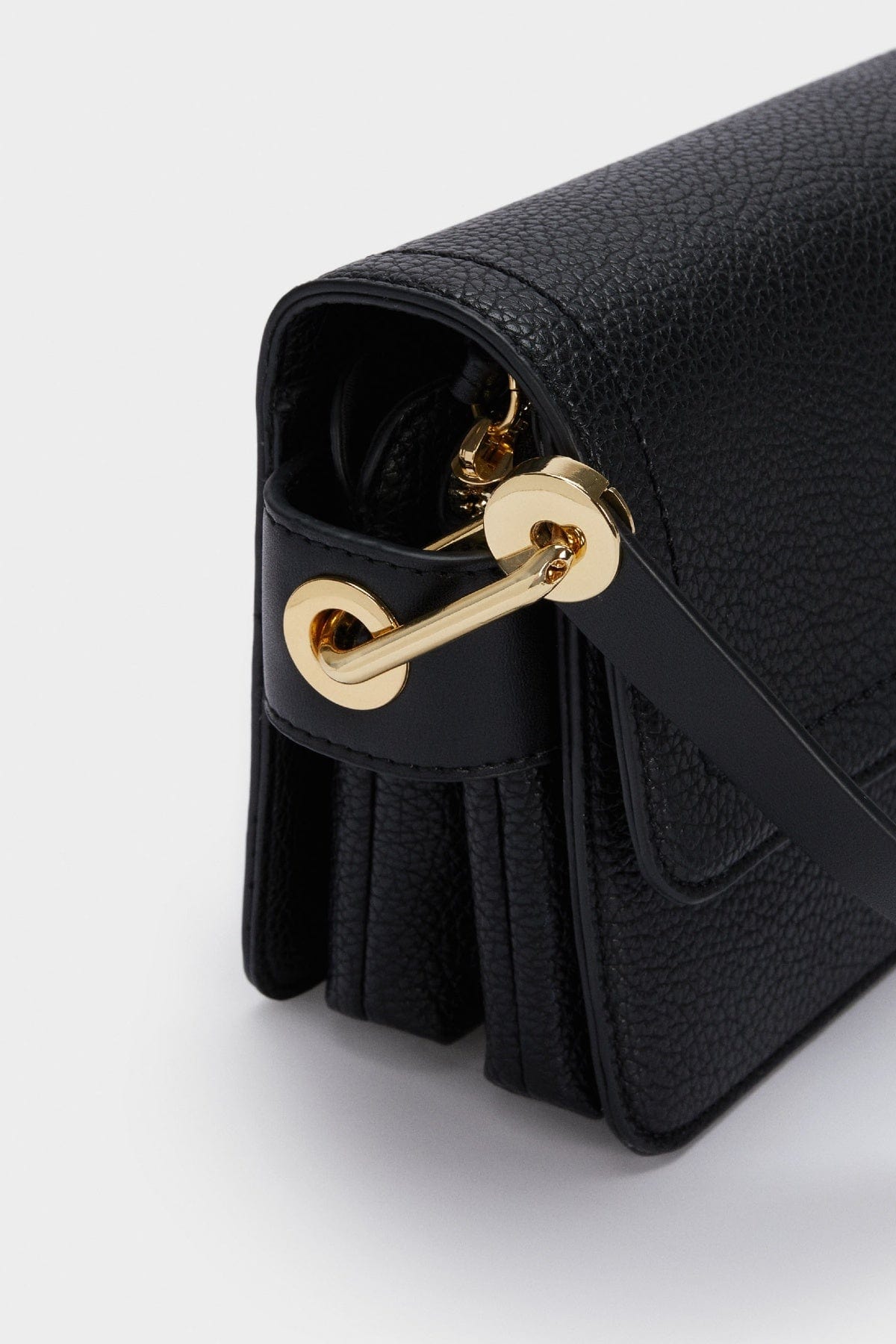 بارفوا حقيبة كروس جلد سادة مع قفل أمامي