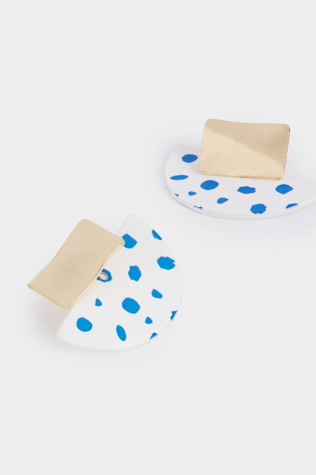 بارفوا حلق نضف دائرة منقوش نسائي أزرق