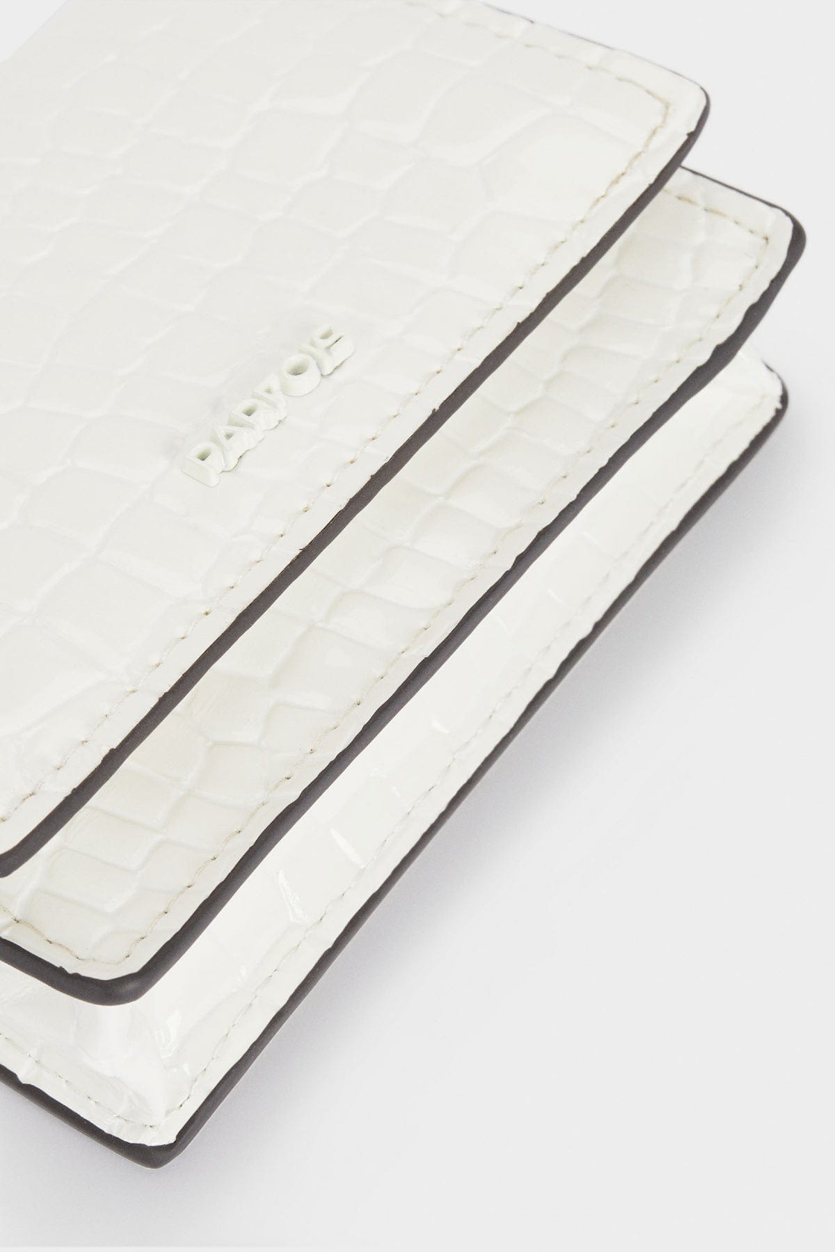 بارفوا حاملة بطايق منقوشة بمحفظة للعملات المعدنية أبيض