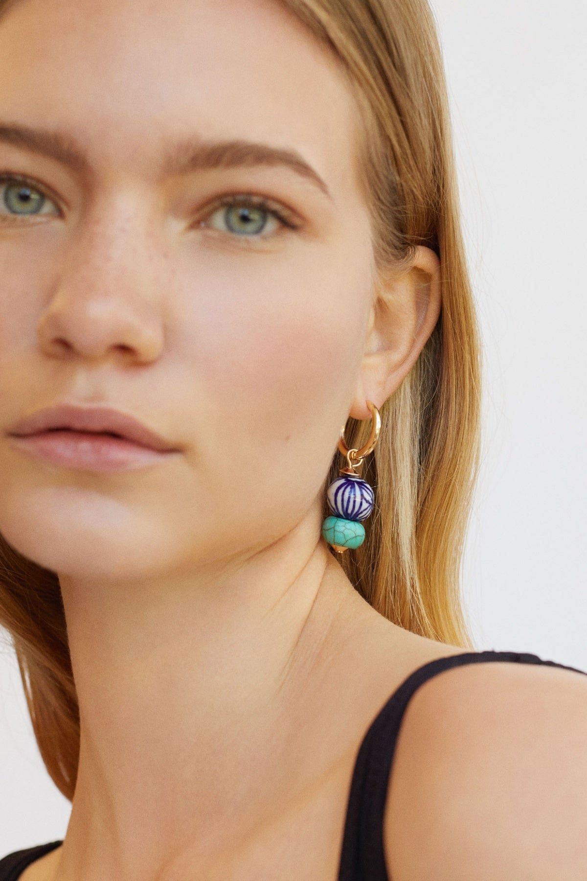 بارفوا حلق دائري ذهبي بكرات منقوشة نسائي أزرق