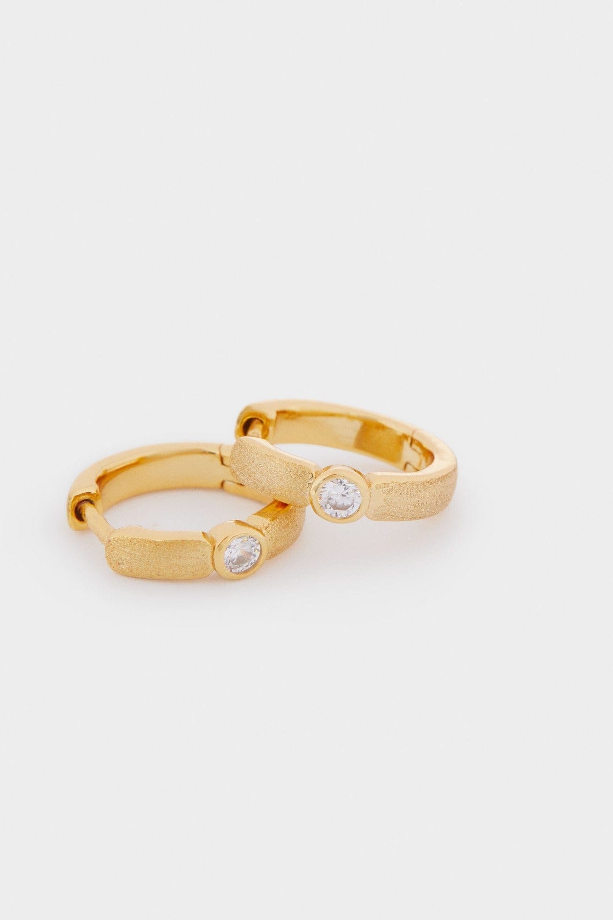 بارفوا حلق فضي دائري عيار 925 بفصوص بيضاء شفافة أزرق داكن