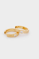 بارفوا حلق فضي دائري عيار 925 بفصوص بيضاء شفافة أزرق داكن