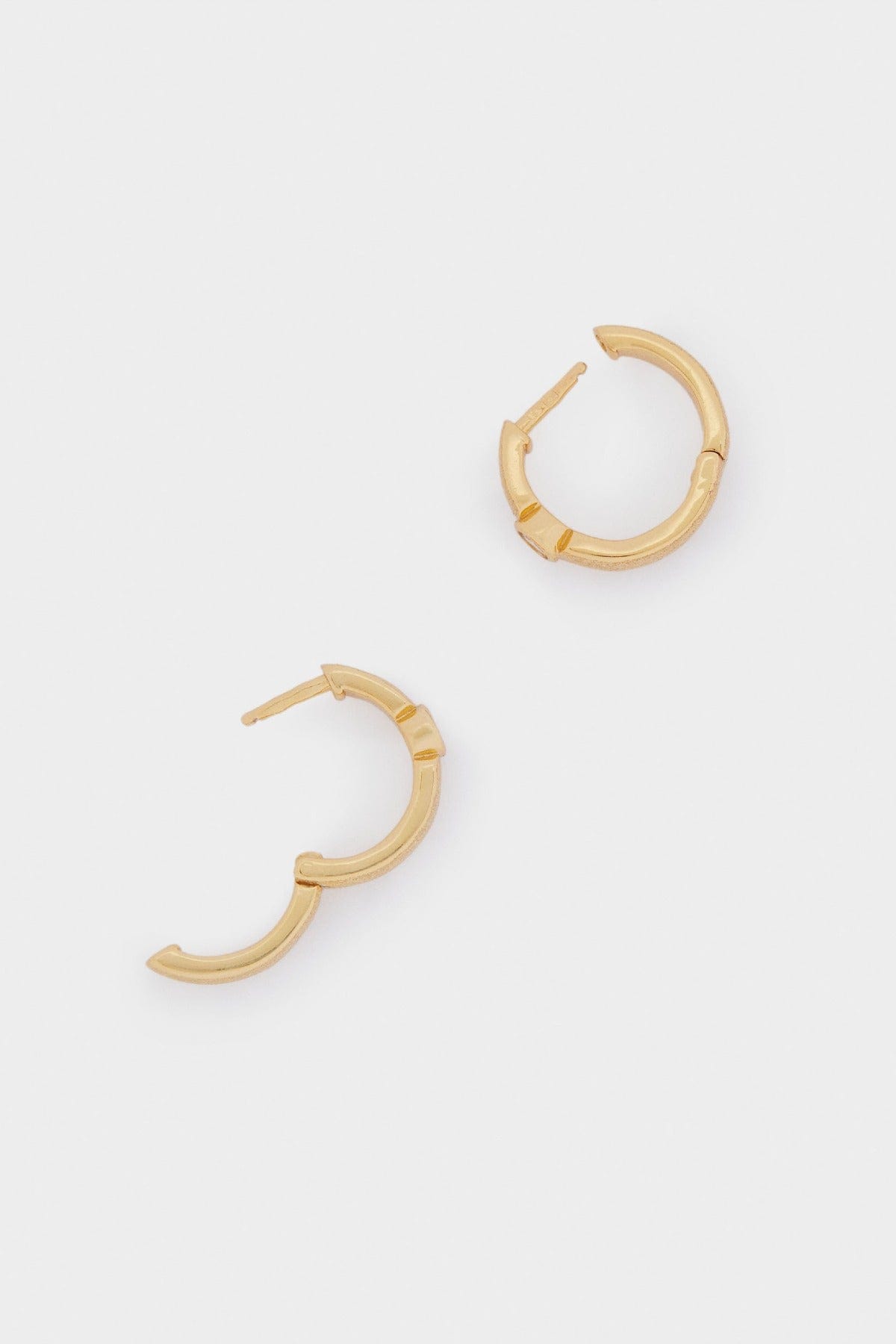 بارفوا حلق فضي دائري عيار 925 بفصوص بيضاء شفافة أزرق داكن