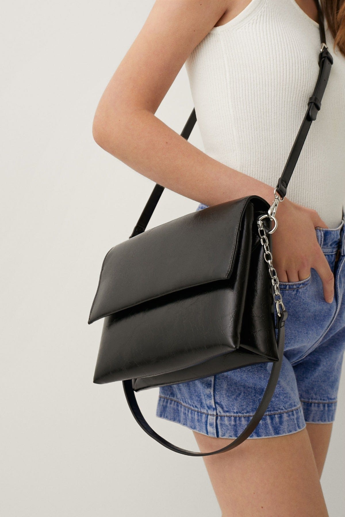 بارفوا حقيبة كروس جلد بقفل أمامي أسود