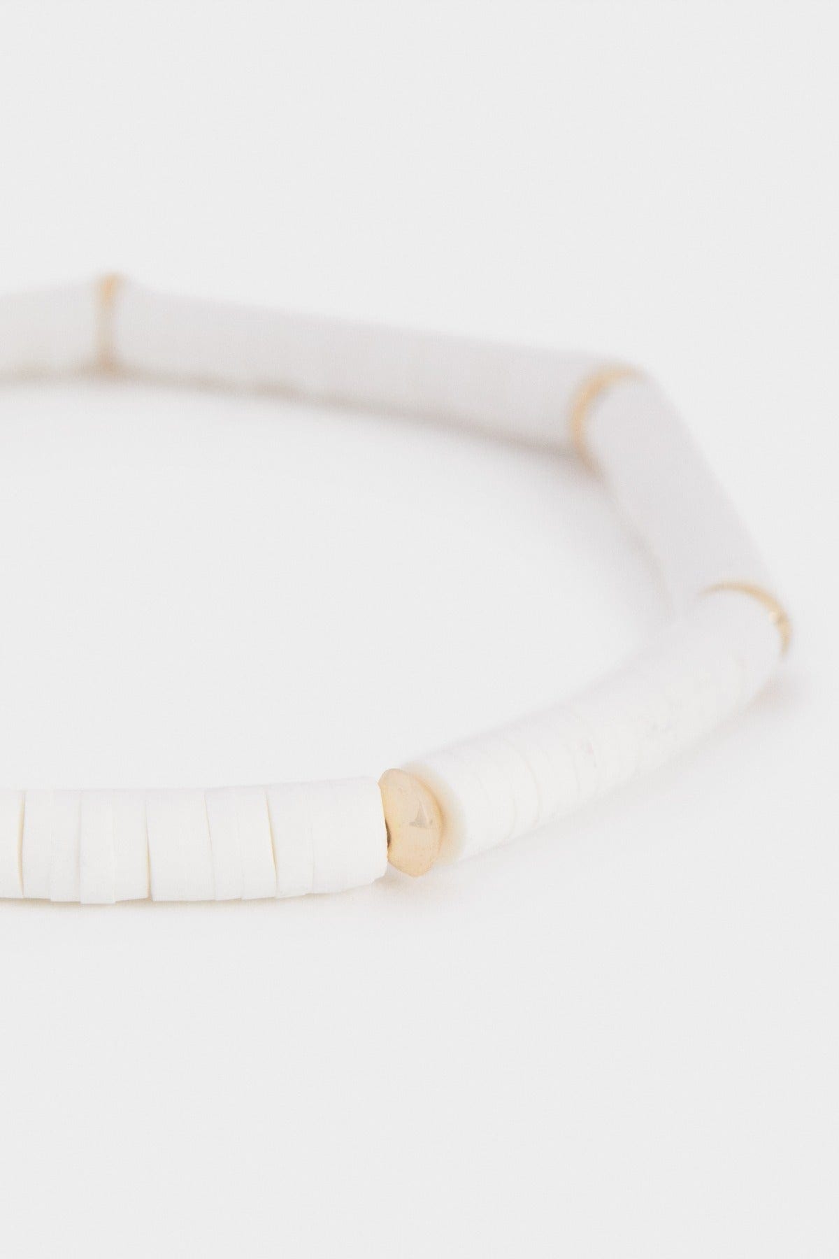 بارفوا أسوارة بيضاء مزينة باللون الذهبي أبيض