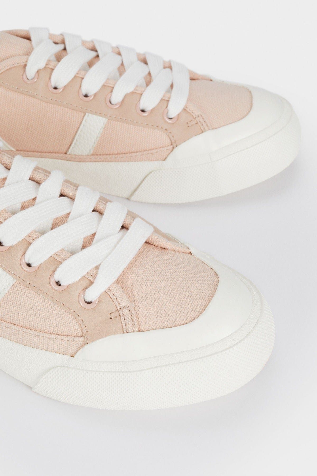 بارفوا حذاء رياضي نسائي سادة مزين بخطين وردي فاتح