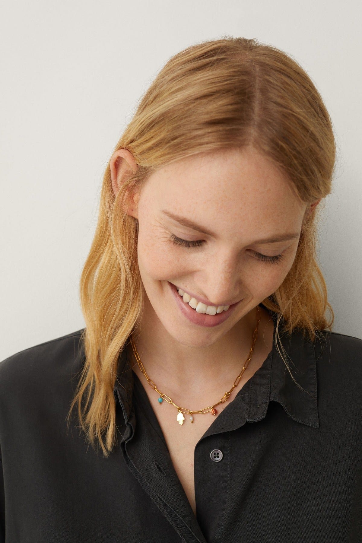 بارفوا سلسال ذهبي مزين بدلايات نسائي متعدد الألوان