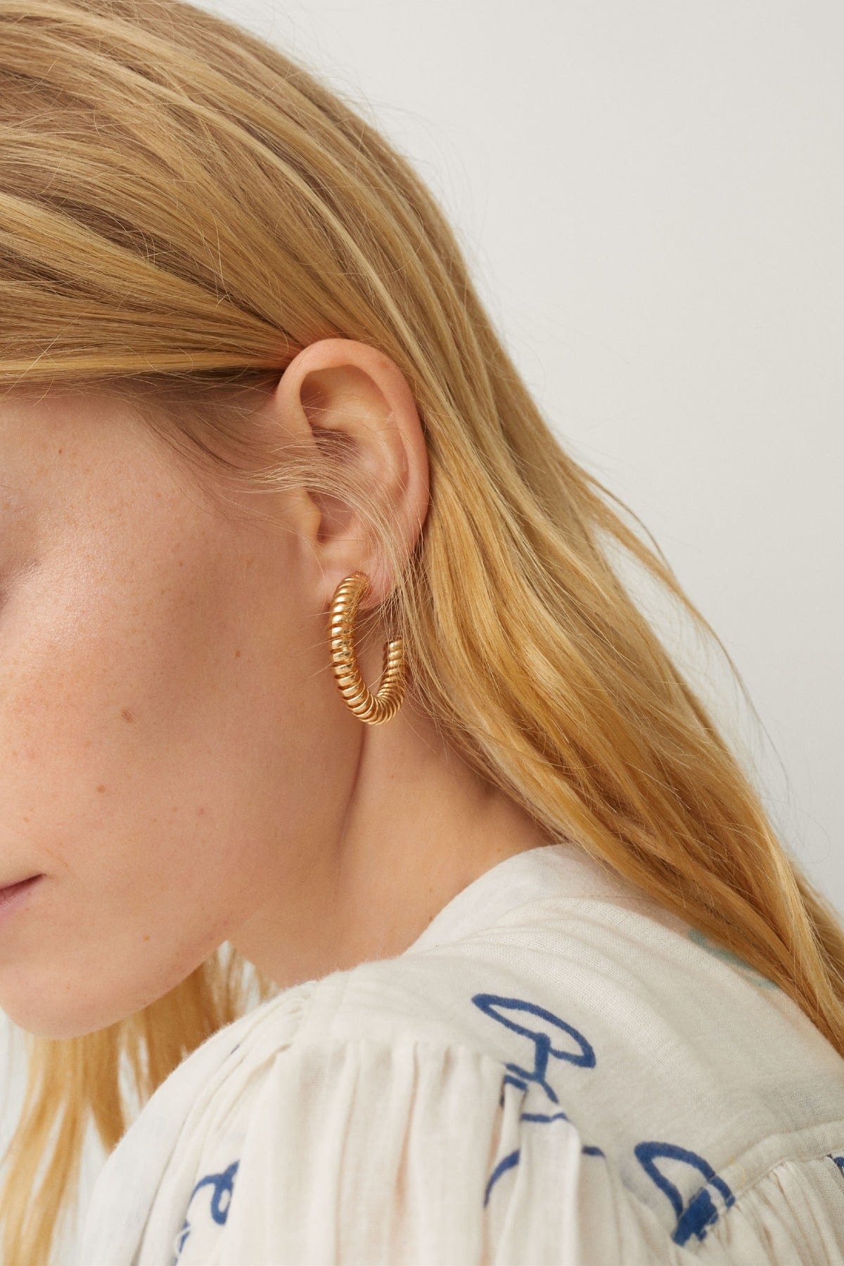 بارفوا اقراط دائرية حلزونية بمسمار