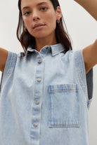 بارفوا فستان دنيم بجيب على الصدر أزرق