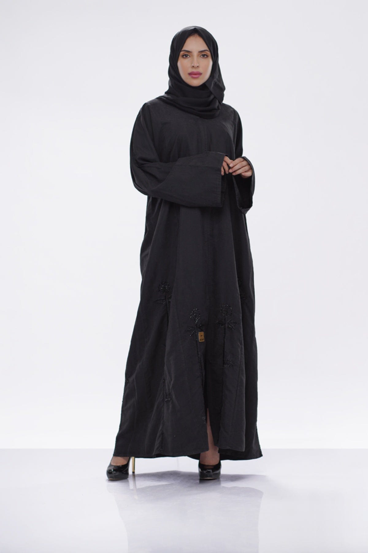 جوهرة عباية كلاسيك من جلد الغزال بشك وتطريز أسود
