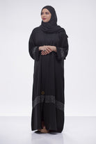 جوهرة عباية كلاسيك بكلفة تطريز هندسي بالأبيض أسود