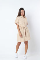 كيتشن جمبسوت سادة نص كم نسائي فوق الركبة بحزام الخصر