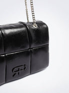 بارفوا حقيبة كتف مربعة جلد سادة مزينة بسلسال