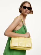 بارفوا حقيبة كتف مربعة جلد سادة مزينة بسلسال