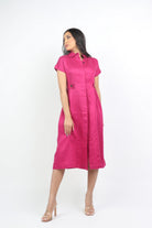 داليدرس فستان ميدي بنمط قميص سادة مخصر كم قصير