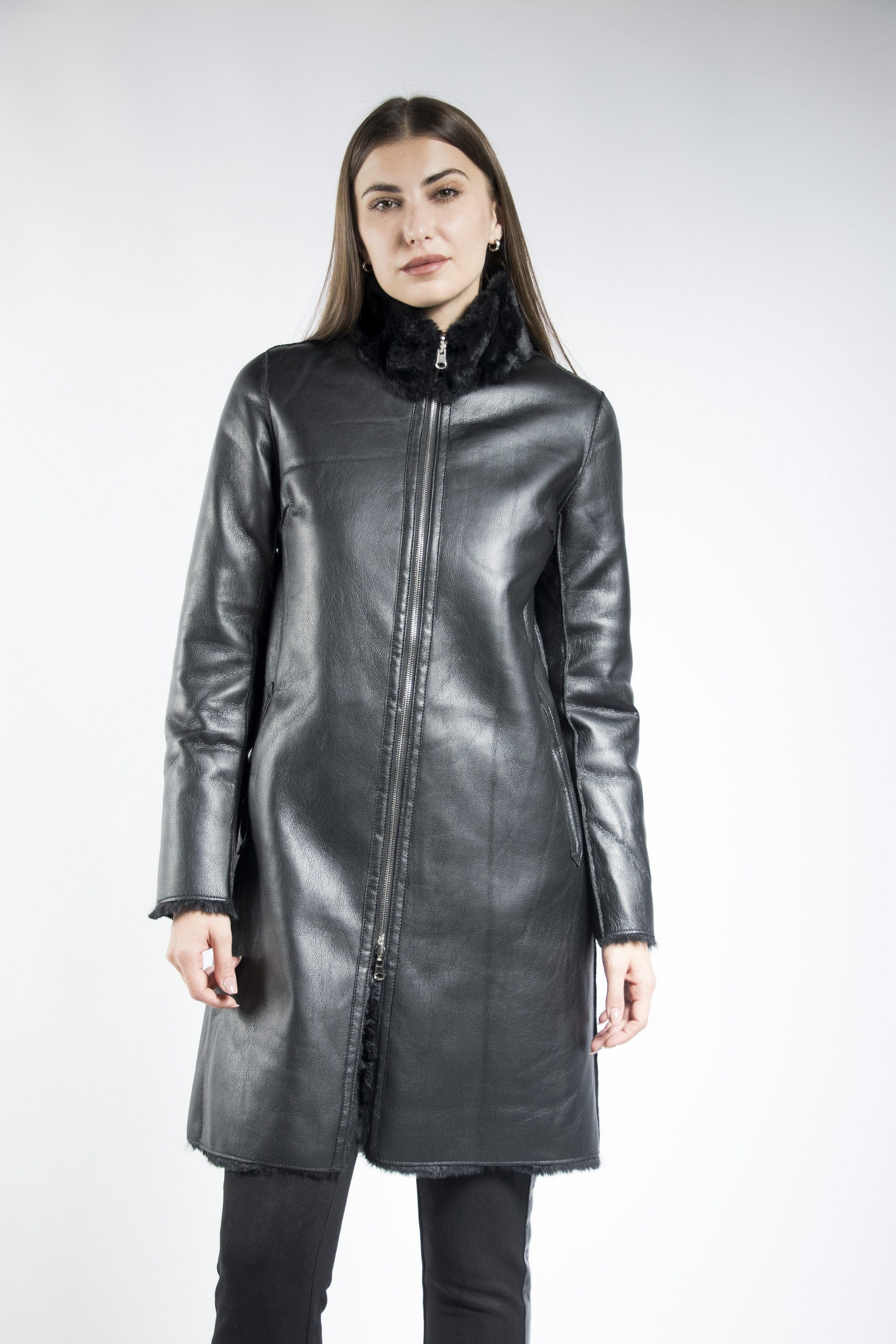 داليدرس جاكيت طويل جلد مزين بالفرو كم طويل