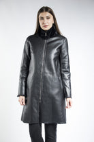 داليدرس جاكيت طويل جلد مزين بالفرو كم طويل