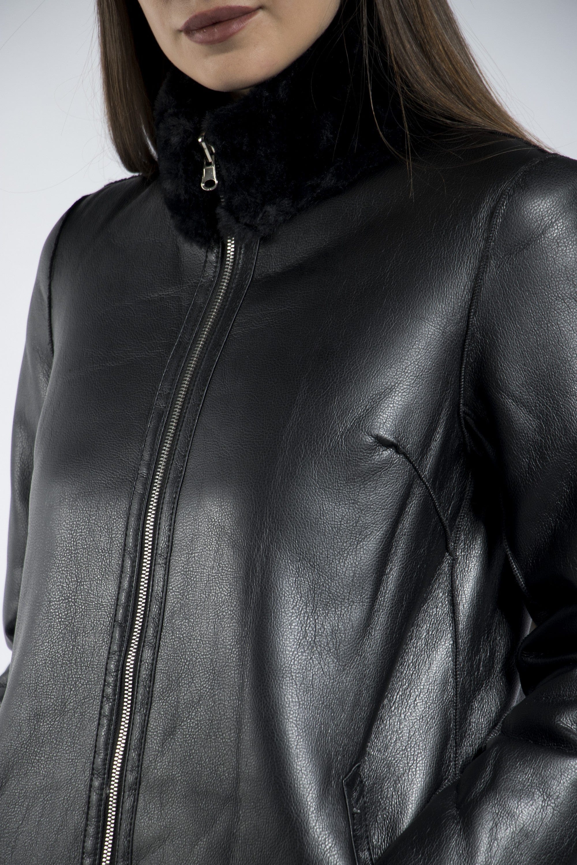 داليدرس جاكيت طويل جلد مزين بالفرو كم طويل