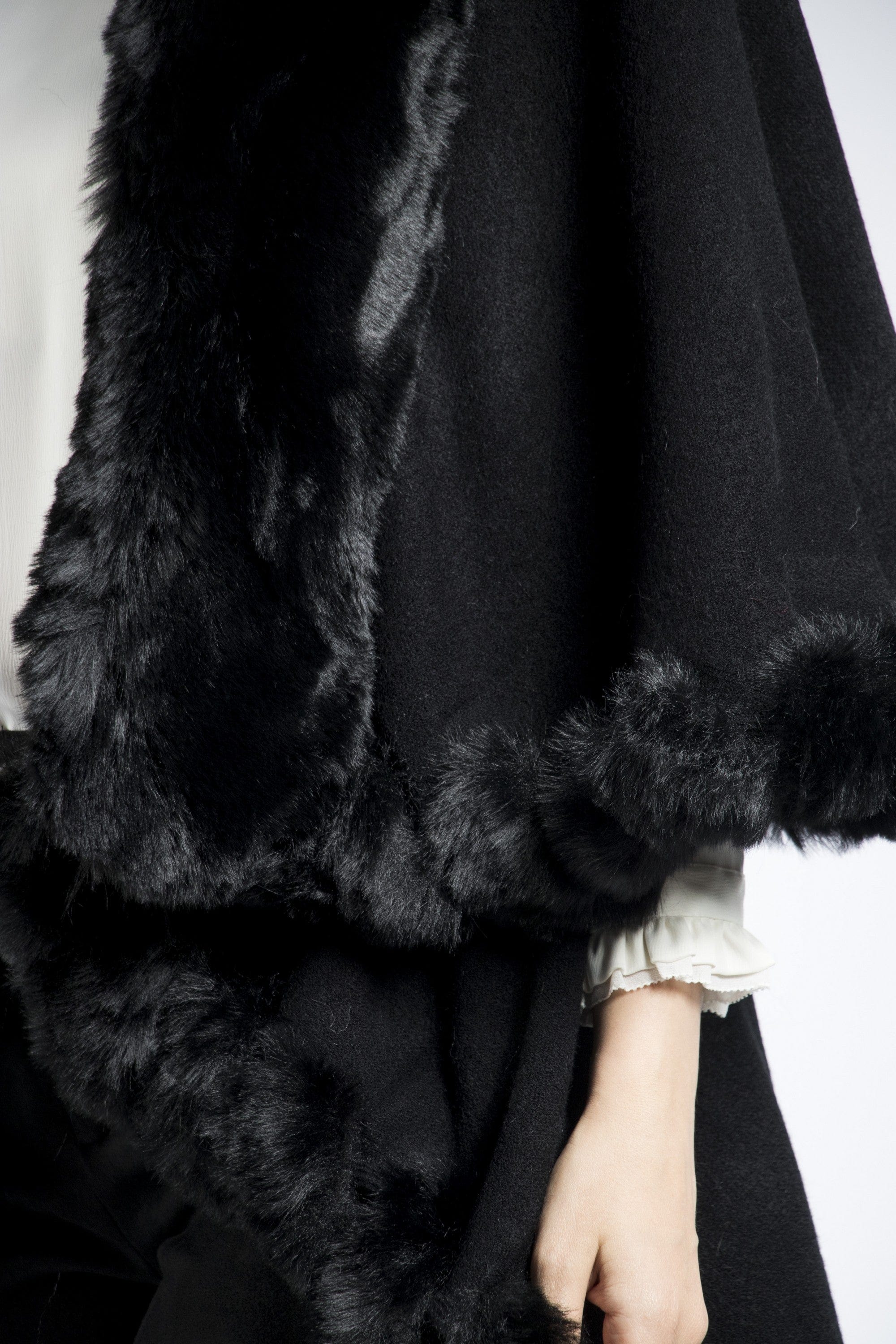 داليدرس شال سادة كم طويل مزين بالفرو نسائي