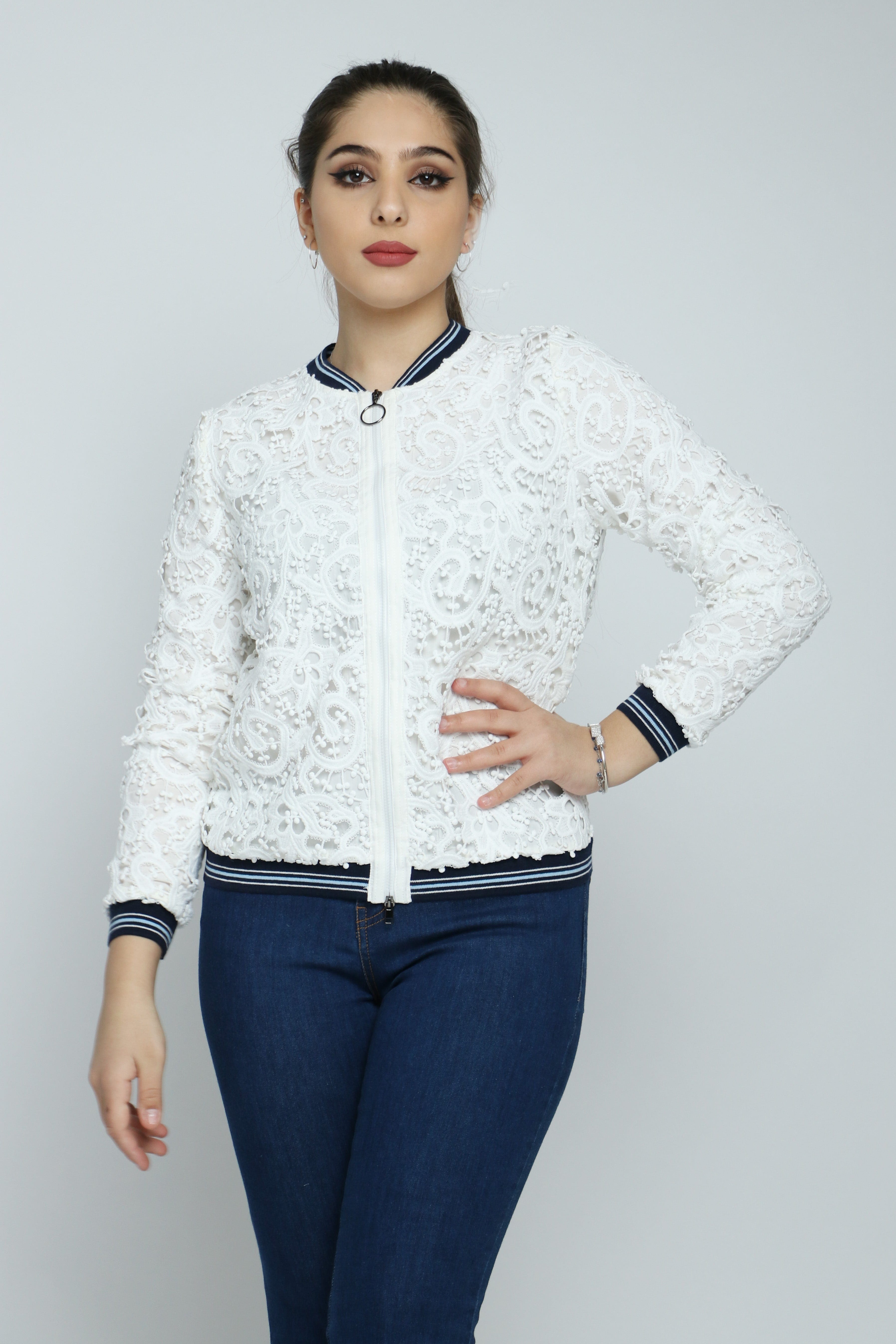 داليدرس جاكيت مخرم كم طويل مزين بالكرات نسائي أبيض/كحلي