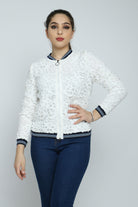 داليدرس جاكيت مخرم كم طويل مزين بالكرات نسائي أبيض/كحلي