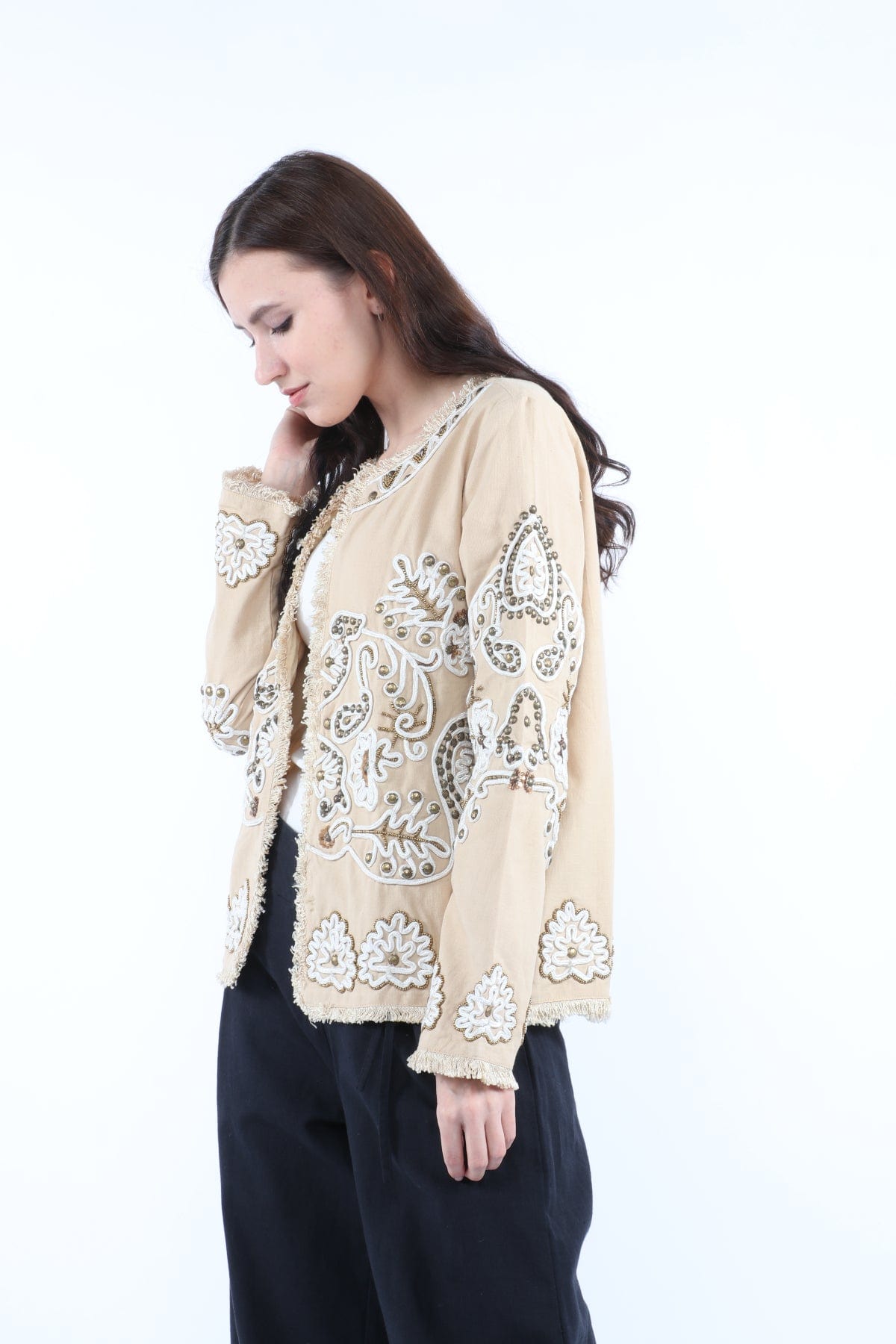 داليدرس جاكيت قصير مطرز بالخرز كم طويل نسائي بيج