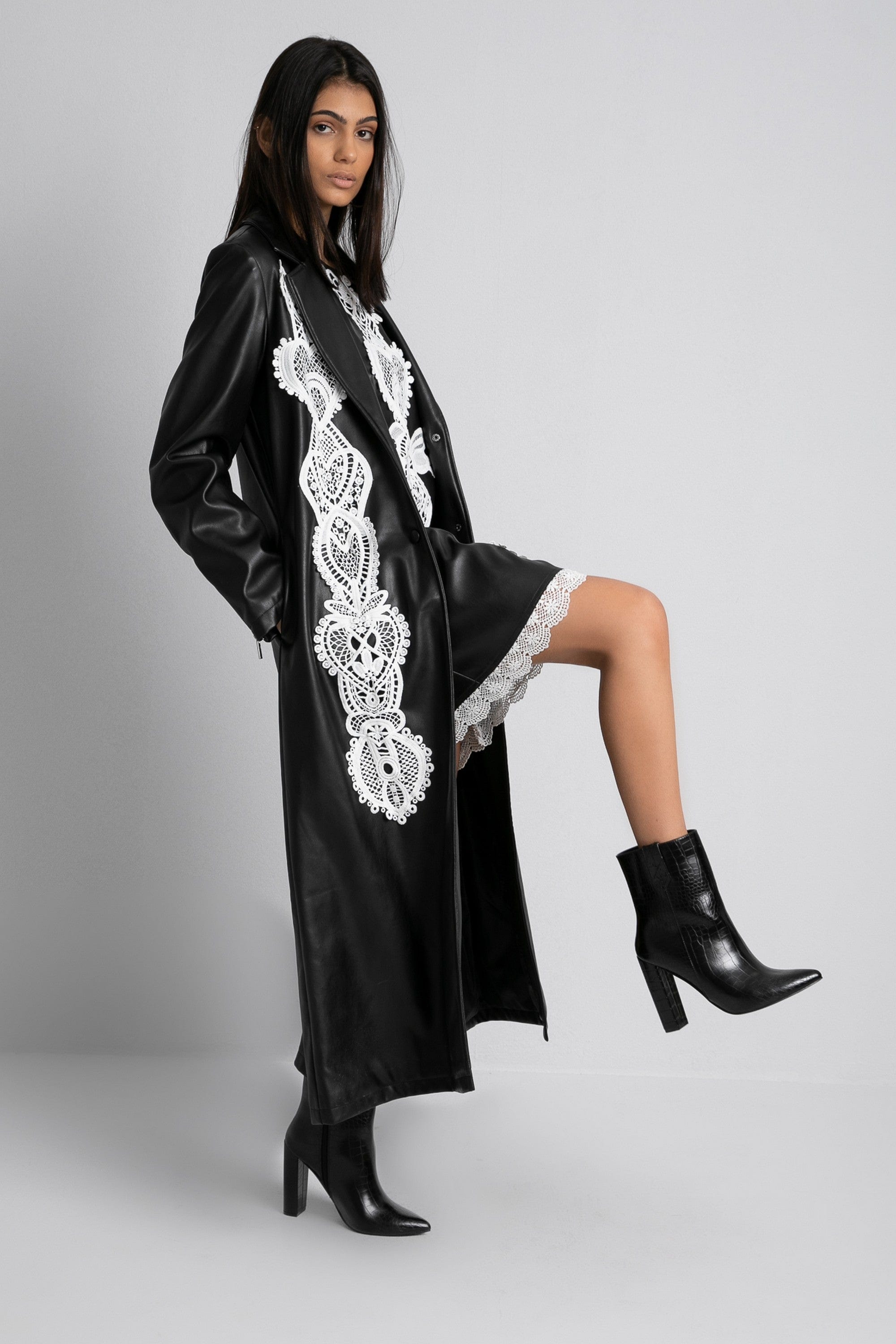 داليدرس جاكيت جلد طويل مزين بالدانتيل نسائي كم طويل أسود