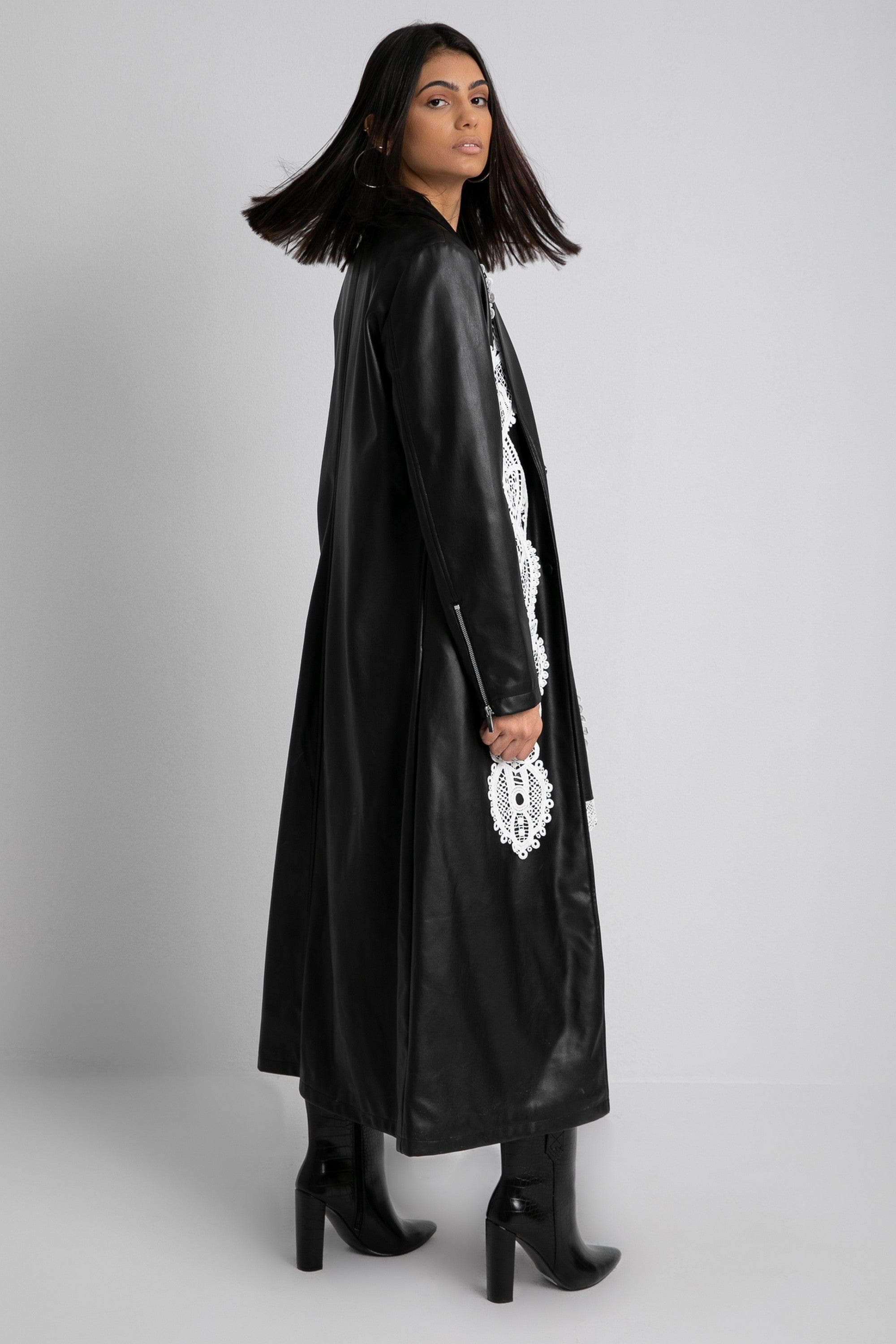 داليدرس جاكيت جلد طويل مزين بالدانتيل نسائي كم طويل أسود