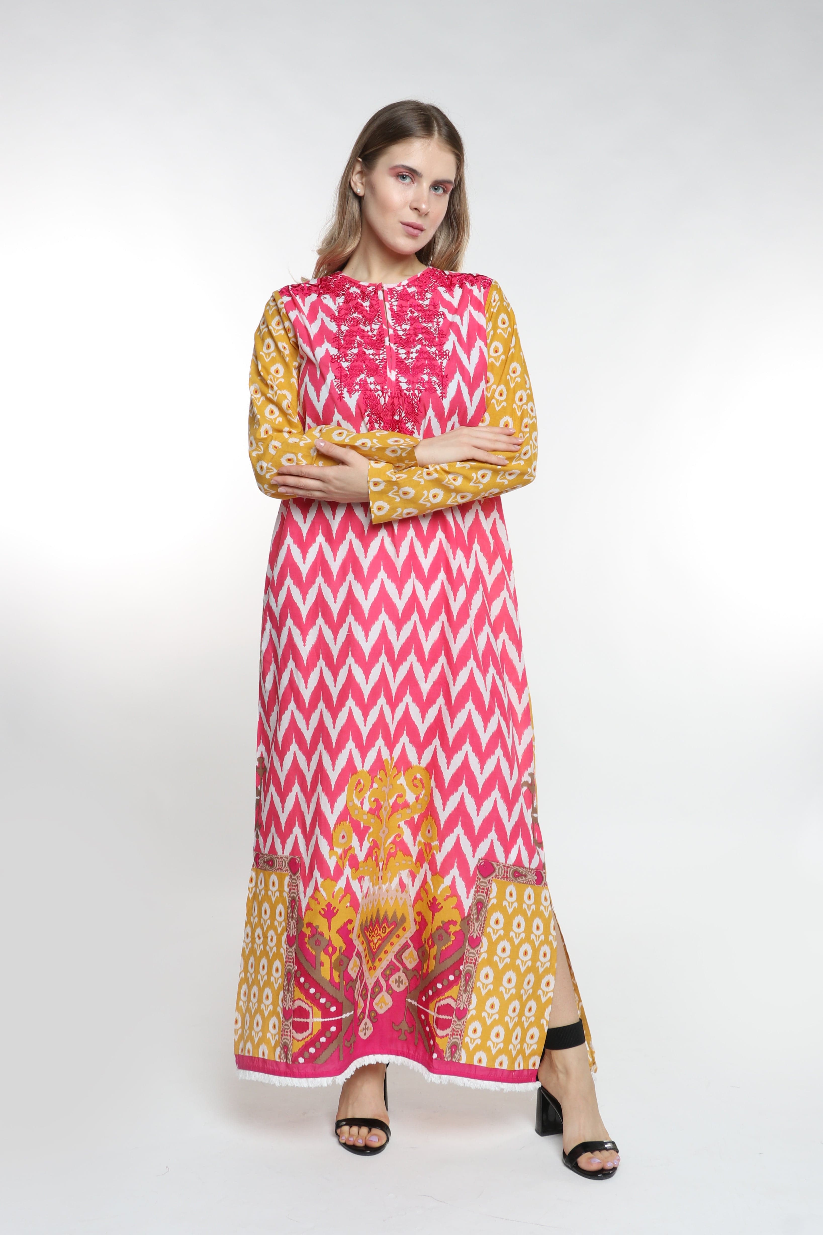 داليدرس قفطان منقوش كم طويل بفتحتين جانبيين أصفر الخردل