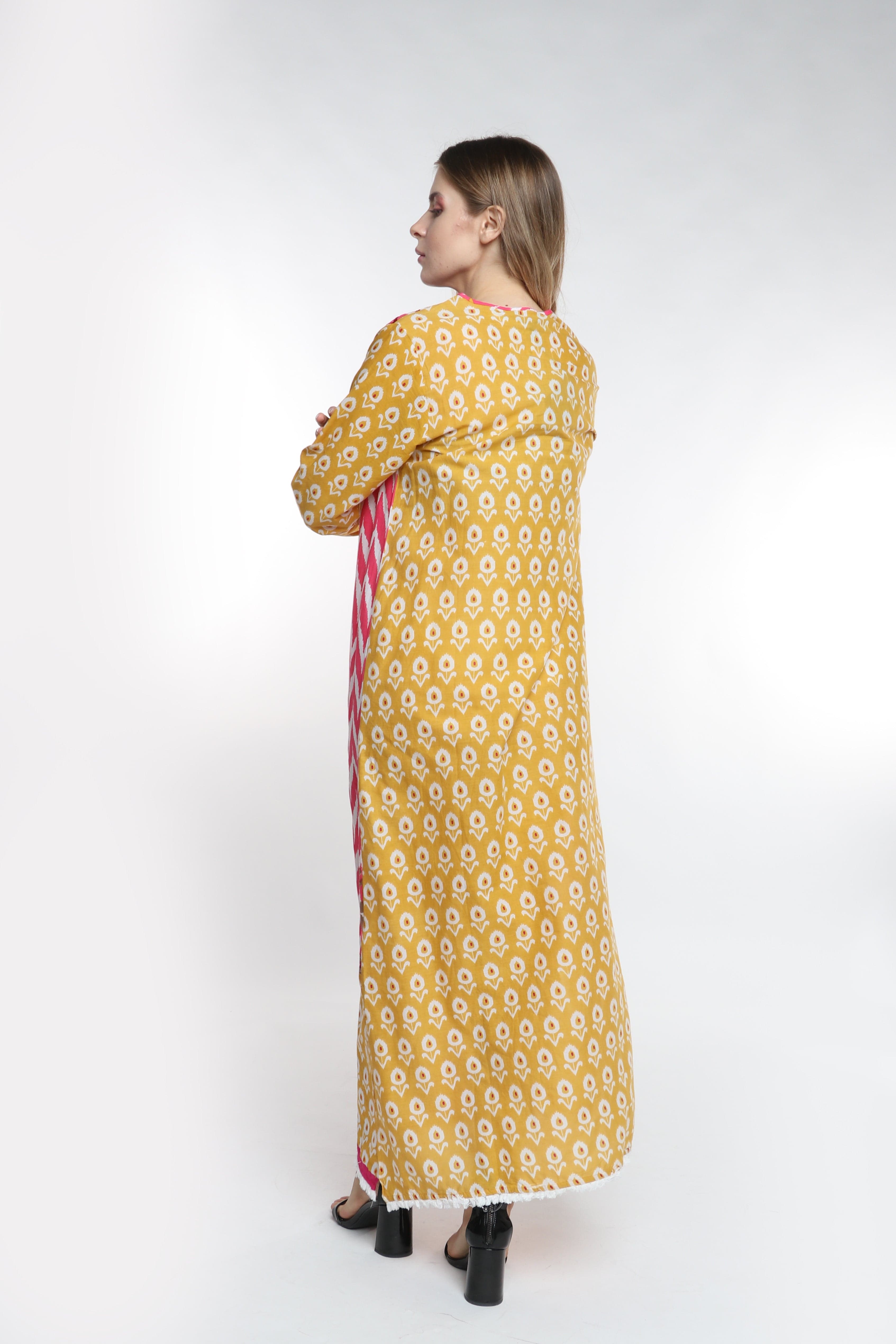 داليدرس قفطان منقوش كم طويل بفتحتين جانبيين أصفر الخردل