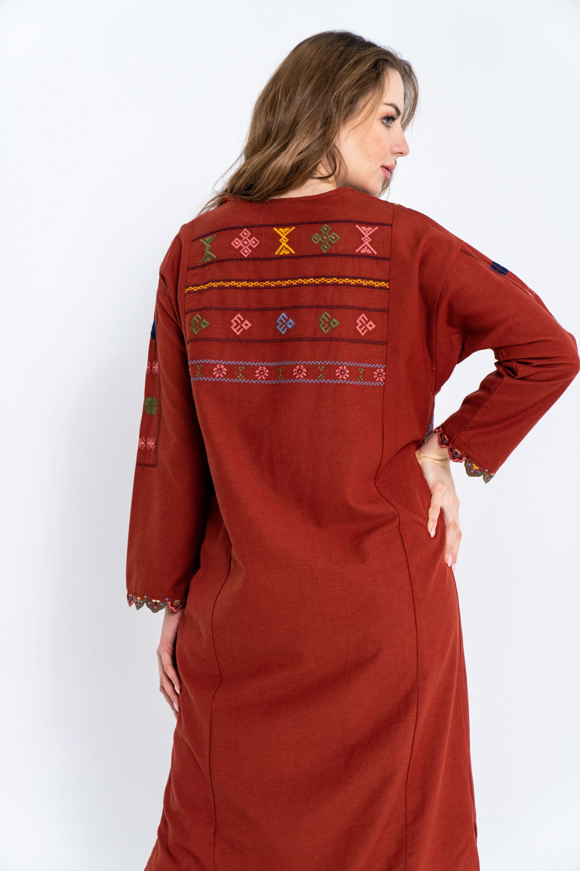 داليدرس قفطان نسائي قصير مطرز بفتحة صدر V برتقالي محترق