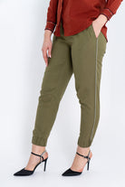 داليدرس بنطلون نسائي سادة مزين بنقشة ومفتوح من الأسفل أخضر زيتوني