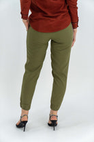 داليدرس بنطلون نسائي سادة مزين بنقشة ومفتوح من الأسفل أخضر زيتوني