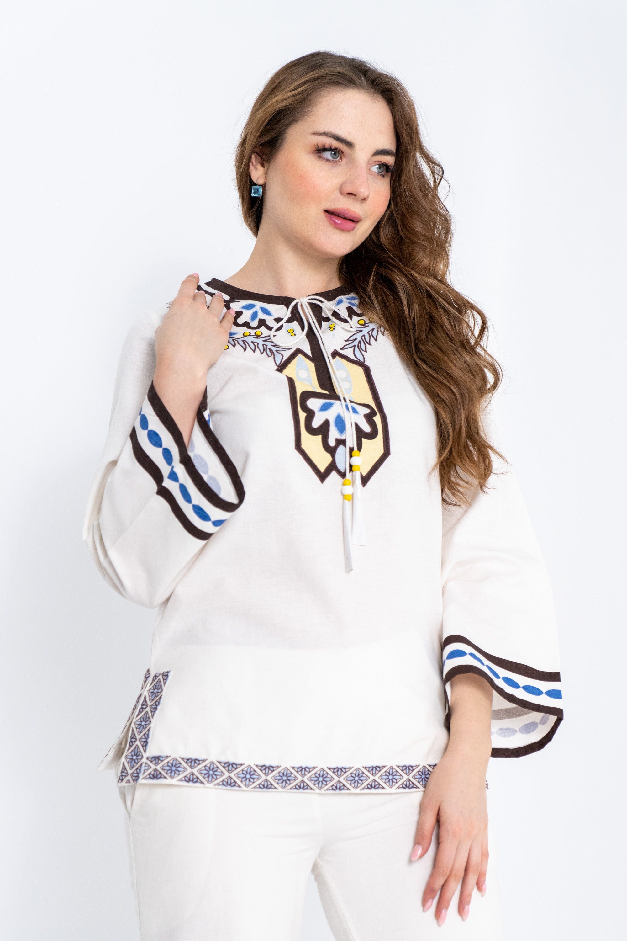 داليدرس بلوزة نسائية فخمة بنقشة على الصدر مزينة برباط رفيع أبيض شاحب