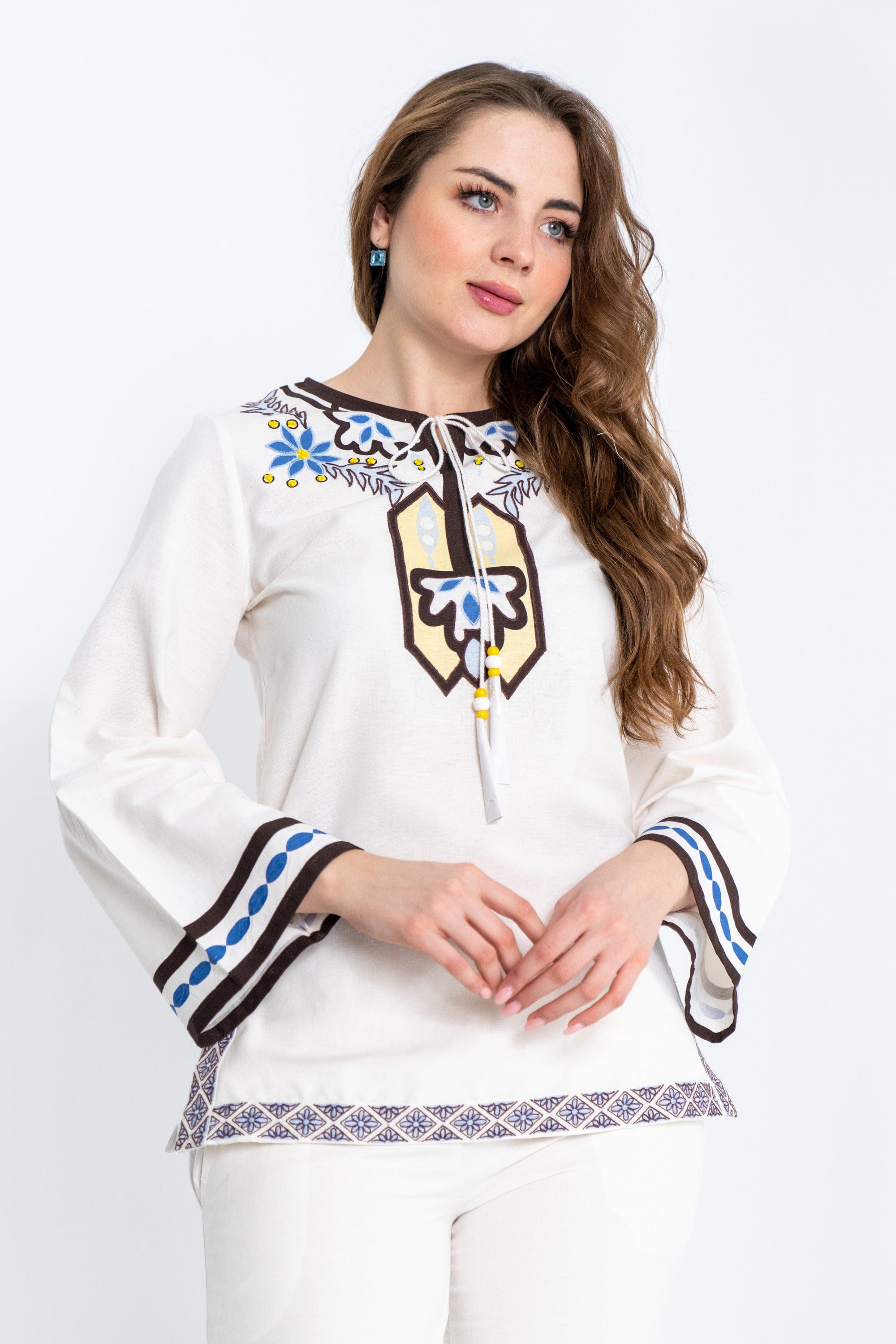 داليدرس بلوزة نسائية فخمة بنقشة على الصدر مزينة برباط رفيع أبيض شاحب