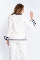 داليدرس بلوزة نسائية فخمة بنقشة على الصدر مزينة برباط رفيع أبيض شاحب