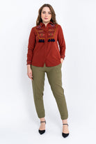 داليدرس بنطلون نسائي سادة مزين بنقشة ومفتوح من الأسفل أخضر زيتوني