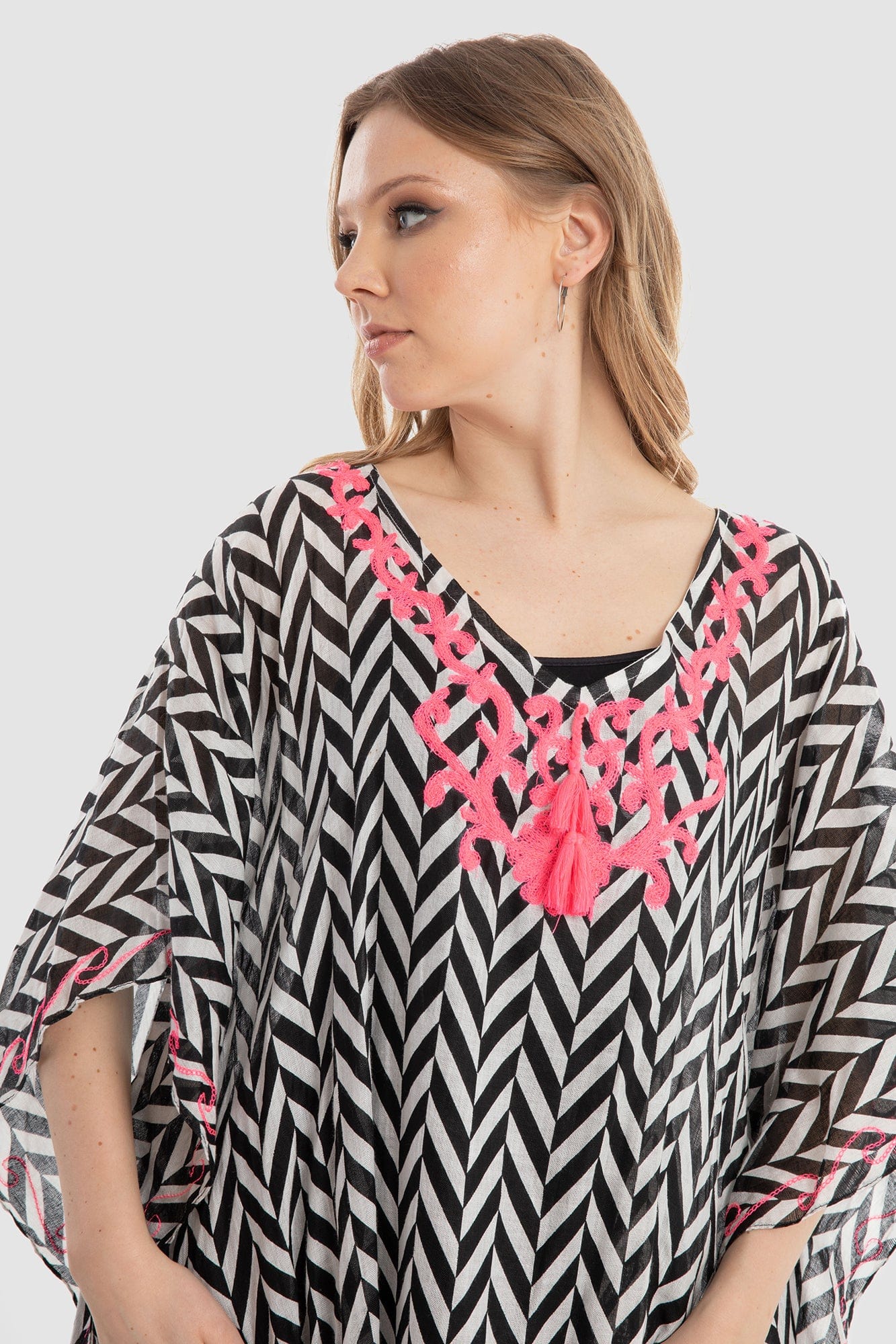 داليدرس كيمونو بنمط مخطط نص كم مفتوح نسائي مزين بالخيط أسود/فوشيا