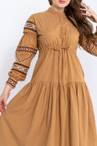 داليدرس فستان نسائي بأكمام طويلة مزين بتطريز على الصدر بيج