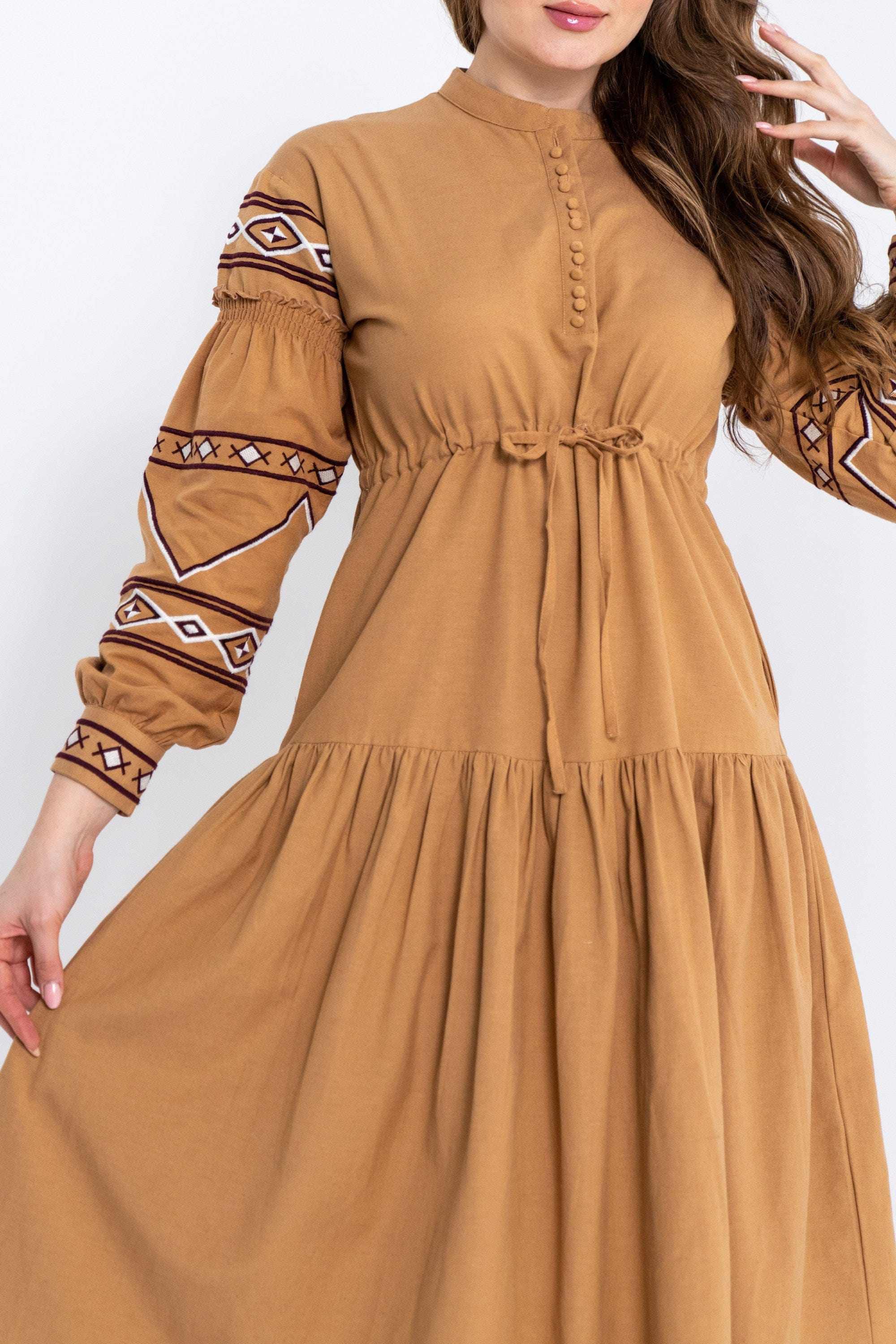 داليدرس فستان نسائي بأكمام طويلة مزين بتطريز على الصدر بيج