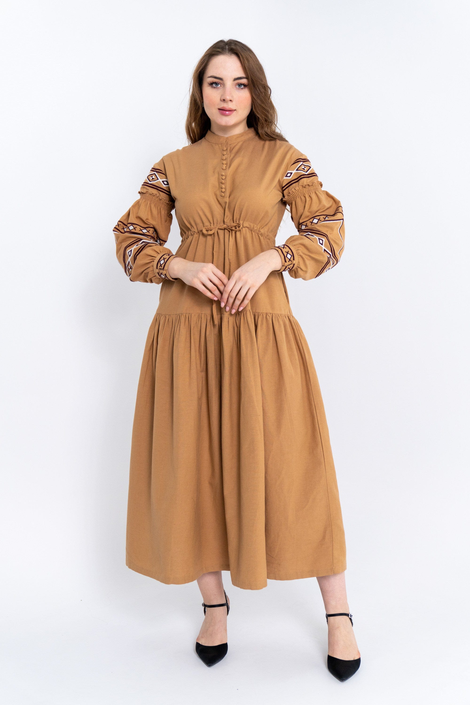 داليدرس فستان نسائي بأكمام طويلة مزين بتطريز على الصدر بيج