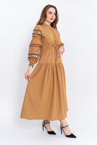 داليدرس فستان نسائي بأكمام طويلة مزين بتطريز على الصدر بيج