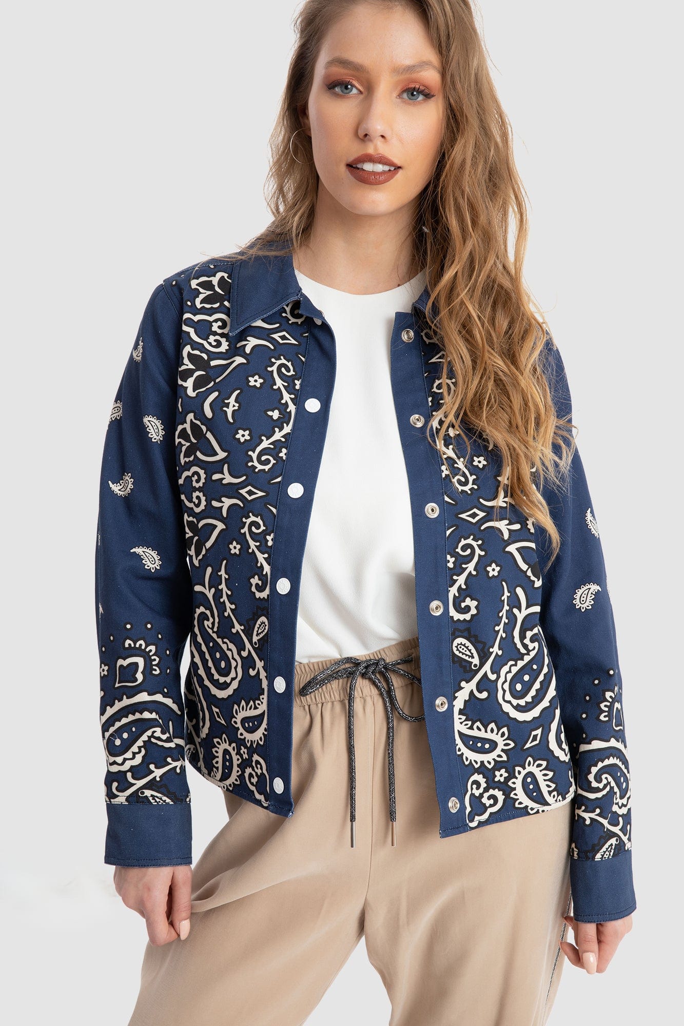 داليدرس جاكيت قصير منقوش بأزرار أمامية كم طويل نسائي أزرق/أبيض