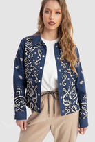 داليدرس جاكيت قصير منقوش بأزرار أمامية كم طويل نسائي أزرق/أبيض