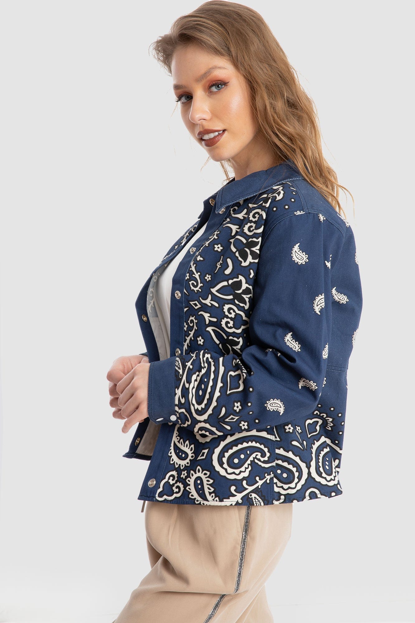 داليدرس جاكيت قصير منقوش بأزرار أمامية كم طويل نسائي أزرق/أبيض