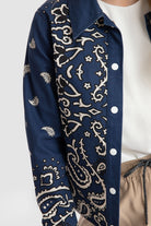 داليدرس جاكيت قصير منقوش بأزرار أمامية كم طويل نسائي أزرق/أبيض